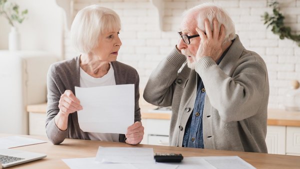 Älteres Paar ist schockiert über die Nachteile beim Immobilien-Teilverkauf