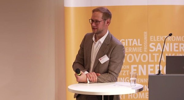 Geschäftsführer Jan Koch hält einen Vortrag bei einer Fachtagung zum Thema Fördermittel.